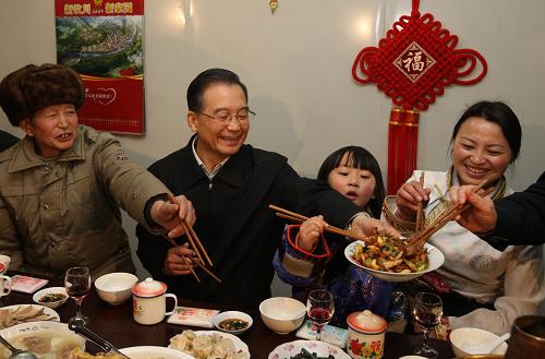 1月25日,溫家寶總理在汶川映秀鎮(zhèn)板房安置小區(qū)吳志遠(yuǎn)家吃年夜飯。這是溫家寶請(qǐng)大家品嘗他剛炒出的回鍋肉。1月24日至25日,中共中央政治局常委、國務(wù)院總理溫家寶來到四川受災(zāi)最為嚴(yán)重的北川、德陽、汶川等地,和災(zāi)區(qū)人民一起過年。新華社記者 姚大偉 攝