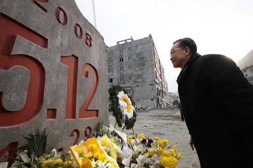 1月24日至25日,中共中央政治局常委、國務(wù)院總理溫家寶來到四川受災(zāi)最為嚴(yán)重的北川、德陽、汶川等地,和災(zāi)區(qū)人民一起過年。這是1月24日,溫家寶專程來到北川縣城遺址,在“5·12”地震紀(jì)念碑前向大地震中遇難的同胞們獻(xiàn)花、默哀。新華社記者 姚大偉 攝