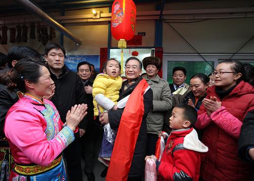 1月24日至25日,中共中央政治局常委、國務(wù)院總理溫家寶來到四川受災(zāi)最為嚴(yán)重的北川、德陽、汶川等地,和災(zāi)區(qū)人民一起過年。這是1月25日,溫家寶在汶川映秀鎮(zhèn)板房安置小區(qū)與群眾一起過年。新華社記者 姚大偉 攝