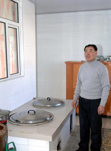 冷庫(kù)老人家的廚房干凈而整潔,磚瓦材料代替了原先的泥草結(jié)構(gòu)(1月17日攝)。新華社發(fā)(王松 攝)