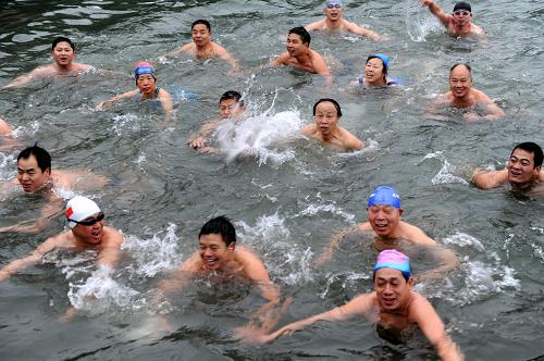 1月29日,江西省宜春市數(shù)百名冬泳愛好者相約秀江河畔冬泳健身,快樂過大年。成立于2001年的宜春市冬泳協(xié)會已發(fā)展1000余名會員,并積極組團(tuán)參加武夷山、洛陽、銅陵、連成、大連、淄博、撫順等地舉辦的全國冬泳錦標(biāo)賽,曾取得過團(tuán)體總分第一名的好成績。春節(jié)期間,愛好者們?nèi)詧猿侄窘∩礤憻?,以此方式歡度春節(jié)。新華社記者宋振平攝