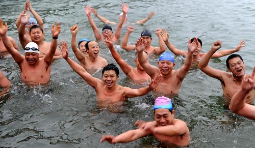 1月29日,江西省宜春市的冬泳愛好者在秀江河畔冬泳健身,快樂過大年。 成立于2001年的宜春市冬泳協(xié)會已發(fā)展1000余名會員,并積極組團(tuán)參加武夷山、洛陽、銅陵、連成、大連、淄博、撫順等地舉辦的全國冬泳錦標(biāo)賽,曾取得過團(tuán)體總分第一名的好成績。春節(jié)期間,愛好者們?nèi)詧猿侄窘∩礤憻?,以此方式歡度春節(jié)。 新華社記者宋振平攝