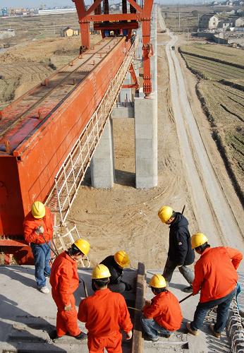 1月28日,在京滬高鐵江蘇鎮(zhèn)江段京杭運河特大橋工地,建設(shè)者堅守崗位加緊施工。 春節(jié)期間,承擔京滬高鐵江蘇鎮(zhèn)江段京杭運河特大橋施工任務(wù)的中鐵三局職工放棄回家過年,堅守崗位完成施工任務(wù)。 新華社發(fā)(陳崗 攝)