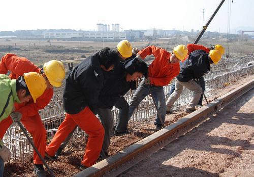 1月28日,在京滬高鐵江蘇鎮(zhèn)江段京杭運河特大橋工地,建設(shè)者堅守崗位加緊施工。 春節(jié)期間,承擔京滬高鐵江蘇鎮(zhèn)江段京杭運河特大橋施工任務(wù)的中鐵三局職工放棄回家過年,堅守崗位完成施工任務(wù)。 新華社發(fā)(陳崗 攝)