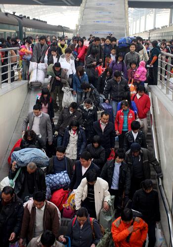 1月29日,旅客從阜陽火車站出站。 據安徽阜陽火車站公布,2009年阜陽火車站春運期間預計旅客流量達173.6萬人,比2008年春運增長8.3%。2009年春運期間,阜陽火車站已開行列車91對。其中日常車次39對,春運臨客52對。 新華社發(fā) (實習生 郭晨 攝)