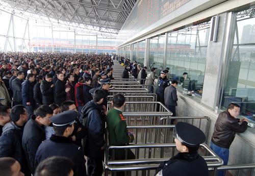 1月29日,實行分段排隊購票的重慶龍頭寺火車站第二售票大廳內秩序井然。 當日,重慶鐵路部門迎來春節(jié)后的首個購票高峰,重慶火車站通過重慶市實現(xiàn)全城通售的220個售票口共計售出火車票7.6萬張,同比增長20%左右。 新華社記者劉潺攝