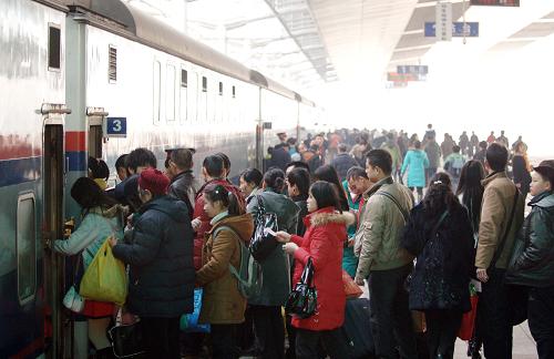 1月29日,人們在重慶龍頭寺火車站有序乘車。 當日,隨著農民工客流、提前返校學生客流的增加,重慶鐵路部門迎來春節(jié)后的首個客流高峰,重慶火車站進出站人數達到了8萬人次。 新華社記者劉潺攝