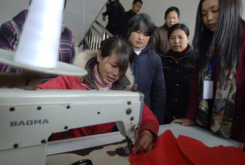 2月23日,阜南縣朱寨鎮(zhèn)的郭敏(前)在招聘會測試現(xiàn)場展示縫紉技能。 從農(nóng)歷正月初四至二月初二,安徽省阜南縣每天舉辦一場農(nóng)民工專場招聘會。該縣所有工業(yè)企業(yè)集中招聘,共提供用工崗位1萬余個,吸引了該縣及周邊地區(qū)大批農(nóng)民工前來應聘。安徽省阜南縣是農(nóng)民工輸出大縣,每年外出務工人員逾30萬人。但隨著近年來當?shù)乜h域經(jīng)濟發(fā)展越來越迅速,大批農(nóng)民工選擇在當?shù)鼐蜆I(yè)。 新華社記者李健攝