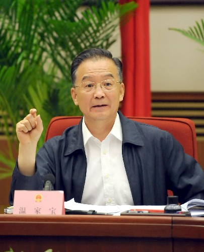 5月21日,國務(wù)院總理溫家寶在北京主持召開國務(wù)院常務(wù)會(huì)議,研究部署當(dāng)前抗震救災(zāi)和經(jīng)濟(jì)工作。 新華社記者李學(xué)仁攝