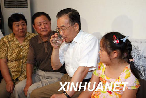 2007年6月29日溫家寶在無錫景麗東苑社區(qū)居民蔣仲華家喝白開水,檢查自來水質(zhì)量。