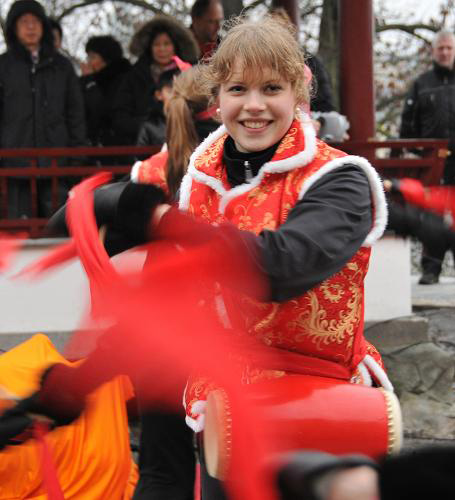 1月24日,在瑞典首都斯德哥爾摩,一名瑞典姑娘跳起歡快的中國腰鼓舞,慶祝中國農(nóng)歷牛年的到來。當(dāng)天,瑞典東亞博物館、瑞京華人協(xié)會和中國駐瑞典大使館聯(lián)合舉辦迎接中國春節(jié)的活動。 新華社記者吳平攝