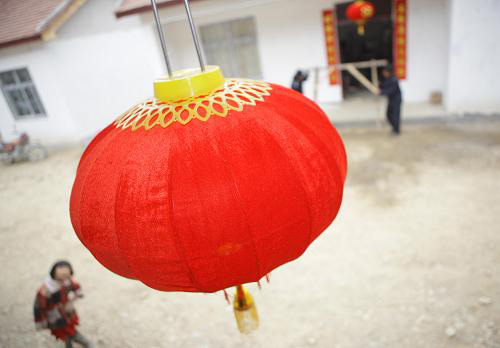 1月25日,陜西省略陽縣郭鎮(zhèn)街村安置點的村民在懸掛紅燈籠。春節(jié)臨近,陜西省略陽縣郭鎮(zhèn)街村安置點的村民忙著掛燈籠,貼春聯(lián),紅紅火火地迎接新年的到來。雖然村民的房屋在地震災害中倒塌,但是在春節(jié)前,他們搬進了集中安置點的新房。村民們盼望著春暖花開,把沒有完工的廚房修完,安置點里的道路平整好,共同迎接美好的明天。新華社記者 邢廣利 攝