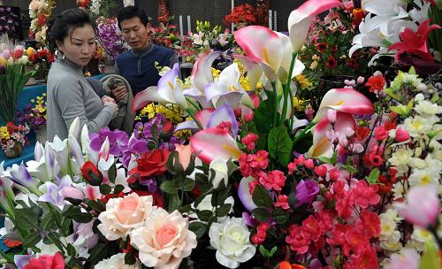 1月28日,市民在烏魯木齊市明珠花卉市場(chǎng)選購(gòu)鮮花。新華社記者 趙戈 攝