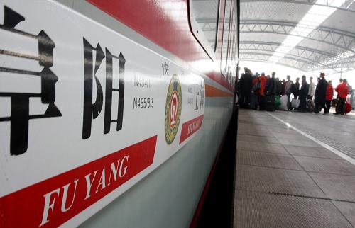 1月28日,旅客在站臺上排隊登車。當日是農歷正月初三,據(jù)安徽阜陽火車站介紹,阜陽站節(jié)后客流開始回升,預計達2萬人次,較2008年同期上漲5%。據(jù)預測,阜陽火車站發(fā)送旅客的新一輪高峰將從正月初六開始,預計日發(fā)送旅客最多時將達10萬人左右。新華社發(fā)(郭晨 攝)
