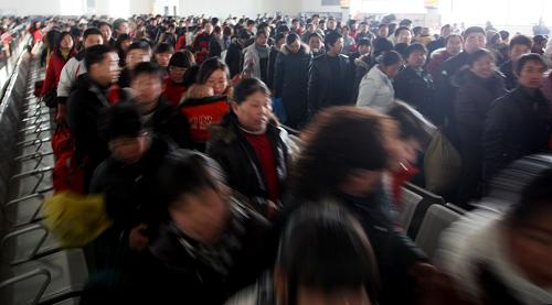 1月28日,旅客在候車大廳檢票進站。新華社發(fā)(郭晨 攝)