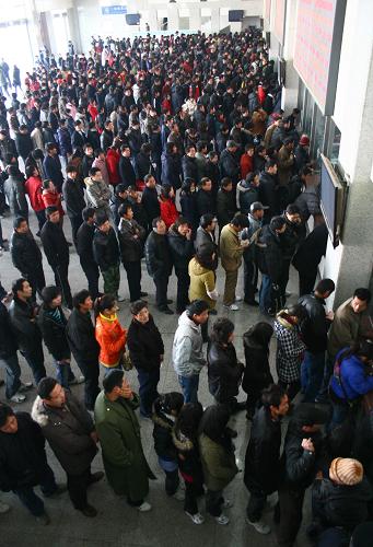 1月28日,阜陽火車站售票廳內等候購票的旅客秩序井然。新華社發(fā)(盧啟建 攝)