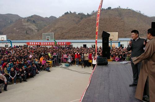 1月28日,兩名相聲演員在寧強(qiáng)縣災(zāi)區(qū)燕子砭中學(xué)演出。當(dāng)日是農(nóng)歷正月初三,文化部春節(jié)慰問(wèn)團(tuán)來(lái)到陜西寧強(qiáng)縣地震災(zāi)區(qū)進(jìn)行慰問(wèn)演出,為災(zāi)區(qū)群眾帶來(lái)相聲、小品、口技、嗩吶、獨(dú)唱等多種形式的文藝演出。新華社記者 馮國(guó) 攝