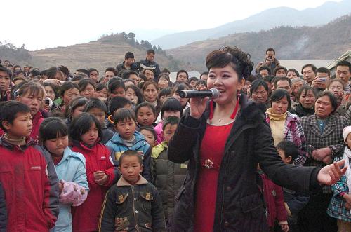 1月28日,一名演員在寧強(qiáng)縣災(zāi)區(qū)金山寺村為群眾演唱。新華社記者 馮國(guó) 攝
