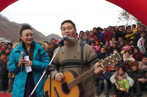 1月28日,兩名演員在寧強(qiáng)縣災(zāi)區(qū)金山寺村演出。新華社記者 馮國(guó) 攝