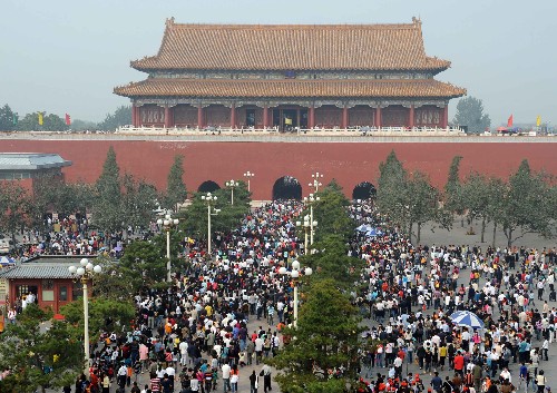 10月1日,游客在北京故宮景區(qū)游覽。