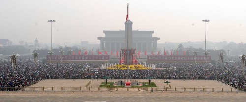 10月1日,游客在北京天安門廣場游覽。