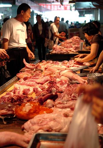 10月2日,三亞市民在市場(chǎng)選購(gòu)肉類。 新華社發(fā)(郭程 攝)