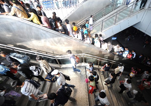 10月5日,旅客在通過重慶火車北站出口。 當日是“十一”黃金周的最后一天,進出重慶的旅客流量大增。機場、車站、碼頭迎來了旅客返程高峰。 新華社記者周衡義攝