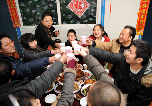 1月25日,在都江堰“勤儉人家”板房區(qū)情誼海深巷內(nèi),9戶居民正圍在一起享用除夕的年夜飯。 位于都江堰城區(qū)邊的“勤儉人家”板房區(qū)是四川省地震災(zāi)區(qū)最大的受災(zāi)群眾安置點(diǎn),這里安置了1.2萬多名受災(zāi)群眾。“勤儉人家”板房區(qū)有一個(gè)特殊的巷子,叫做“情誼海深巷”,這里的14戶人家住進(jìn)來后,相處十分融洽,于是他們?yōu)檫@個(gè)小巷子取了這個(gè)特殊的名字。大年三十,除了5戶人家到親友家中團(tuán)圓外,“情誼海深巷”剩下的9戶人家將各自精心烹飪的拿手菜端出來,大家共享年夜飯。新華社記者 陳凱 攝
