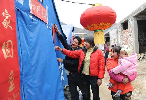 1月25日,安家壩村村民在貼春聯(lián)。 甘肅省康縣碾壩鄉(xiāng)安家壩村共轄6個(gè)社,在“5·12”地震中3個(gè)社90%的房屋全部倒塌,損失慘重。由于重建的永久性住房尚未完工,部分群眾要在帳篷中過年,當(dāng)?shù)卣疄樗麄兯蛠矶喾N生活物資,保證他們能過一個(gè)安定祥和的好年。 新華社記者 馬寧 攝