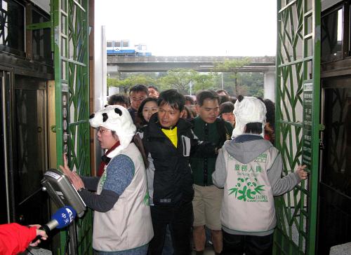 1月26日,臺灣民眾來到臺北市動(dòng)物園觀看大熊貓。 當(dāng)日8時(shí)30分,贈(zèng)臺大熊貓“團(tuán)團(tuán)”“圓圓”在臺北市動(dòng)物園與臺灣民眾正式見面。眾多臺灣民眾在動(dòng)物園門口排隊(duì)等候與“團(tuán)團(tuán)”“圓圓”見面。臺北市動(dòng)物園規(guī)定,每日限定參觀名額2.2萬人次。 新華社記者 李凱 攝