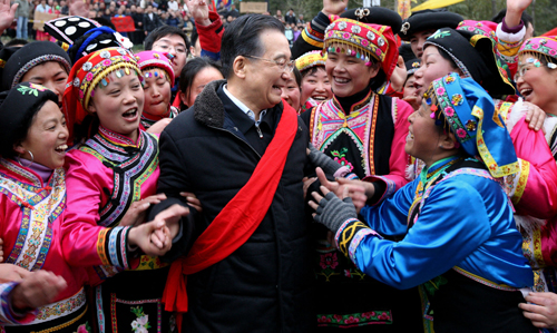1月24日至25日,中共中央政治局常委、國務(wù)院總理溫家寶來到四川受災(zāi)最為嚴(yán)重的北川、德陽、汶川等地,和災(zāi)區(qū)人民一起過年。這是1月24日,溫家寶在北川縣擂鼓鎮(zhèn)貓兒石村看望羌族群眾。新華社記者 姚大偉 攝