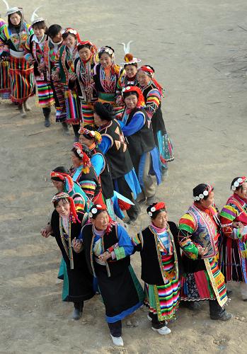 1月26日,文縣鐵樓鄉(xiāng)麥貢山村的藏族群眾在跳火堆舞。當(dāng)日是農(nóng)歷大年初一,甘肅隴南地震災(zāi)區(qū)文縣鐵樓鄉(xiāng)麥貢山村的藏族同胞穿上節(jié)日的盛裝,跳起面具舞和火堆舞,全村老少共同慶祝牛年新春。盡管麥貢山村在汶川地震中受災(zāi)嚴(yán)重,在當(dāng)?shù)卣膸椭头龀窒?,村里各?xiàng)災(zāi)后重建工作正在有序展開(kāi),村民有望于今年搬入新居。鐵樓鄉(xiāng)的藏族同胞稱(chēng)自己為“白馬藏族”,相傳為古代仇池國(guó)白馬氏族的后裔,他們既過(guò)農(nóng)歷新年,也過(guò)藏歷新年。新華社記者 韓傳號(hào) 攝