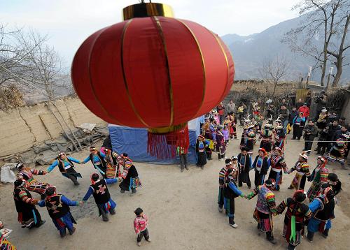 1月26日,文縣鐵樓鄉(xiāng)麥貢山村的藏族群眾在一戶(hù)村民家中跳起舞蹈祝賀新春。新華社記者 韓傳號(hào) 攝