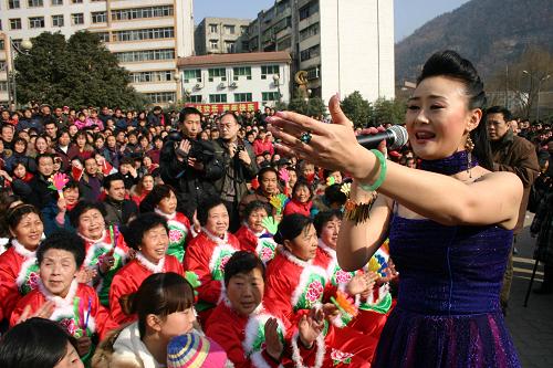 1月29日,一名女演員在略陽廣場為災(zāi)區(qū)群眾演出。當(dāng)日,來自文化部春節(jié)慰問團(tuán)的26名演員到陜西略陽災(zāi)區(qū)慰問。藝術(shù)家們在廣場、火車站為災(zāi)區(qū)群眾演出獨(dú)唱、相聲、小品、口技等豐富多彩的節(jié)目。 新華社記者都紅剛攝