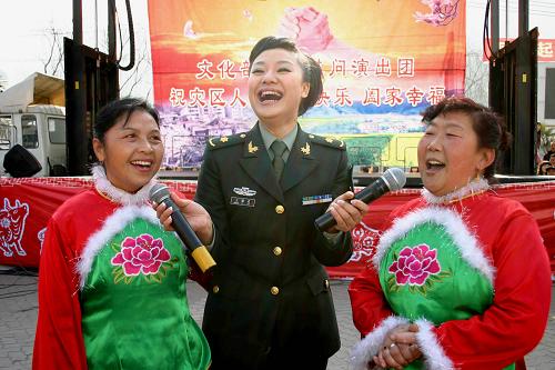 1月29日,總政歌舞團(tuán)青年歌唱家王麗達(dá)與兩名災(zāi)區(qū)群眾一起合唱。當(dāng)日,來自文化部春節(jié)慰問團(tuán)的26名演員到陜西略陽災(zāi)區(qū)慰問。藝術(shù)家們在廣場、火車站為災(zāi)區(qū)群眾演出獨(dú)唱、相聲、小品、口技等豐富多彩的節(jié)目。 新華社記者都紅剛攝