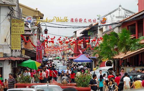 1月29日,在馬來(lái)西亞的馬六甲,掛滿紅燈籠的雞場(chǎng)街文化坊吸引了眾多游客。這是歷史名城馬六甲市被列入世界文化遺產(chǎn)之后迎來(lái)的首個(gè)春節(jié)。最近幾天,世界各地的人們?cè)诖汗?jié)期間用不同的方式來(lái)慶祝這一中國(guó)傳統(tǒng)節(jié)日。 新華社發(fā)(張紋綜攝)