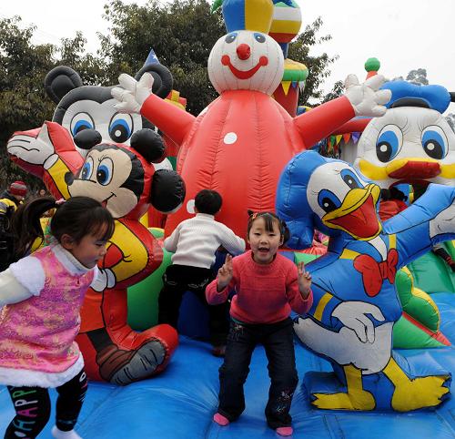 1月26日,四川綿竹市。孩子們?cè)诔錃獬潜?nèi)玩耍。 新年里,四川地震災(zāi)區(qū)的孩子們?cè)谂R時(shí)家園里享受著家庭和社會(huì)各界帶來(lái)的溫暖,歡度佳節(jié)。 新華社記者 陳?ài)?攝