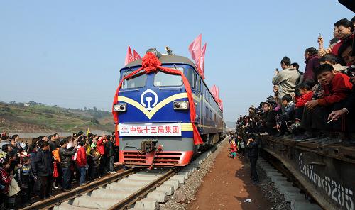 1月30日,首列火車(chē)駛?cè)胨拇ㄊo州市敘永縣。 當(dāng)日,全長(zhǎng)約77公里的隆(隆昌)黃(黃桶)鐵路納(納溪)敘(敘永)段全線貫通。隆黃鐵路北起四川隆昌,南到貴州黃桶,經(jīng)過(guò)的地區(qū)多數(shù)是少數(shù)民族貧困地區(qū),同時(shí)也是煤炭、磷礦等資源豐富的地區(qū)。這條鐵路建成后,將加快川南和黔西北地區(qū)的資源開(kāi)發(fā),促進(jìn)當(dāng)?shù)厝罕娒撠氈赂弧?新華社發(fā)(曹衛(wèi)兵 攝)