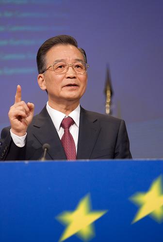 1月30日,在位于比利時布魯塞爾的歐盟總部,中國國務(wù)院總理溫家寶與歐盟委員會主席巴羅佐會談后出席聯(lián)合記者招待會并回答記者提問。 新華社記者徐金泉攝