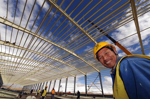 中鐵建工集團的建設者在那曲物流中心綜合物流區(qū)施工(10月1日攝)。 中鐵建工集團的建設者們克服重重困難,全力奮戰(zhàn)青藏鐵路那曲物流中心建設工地。那曲物流中心目前已完成總工程量的70%,土石方840萬立方米,整個工程將于2009年6月30日正式建成投入使用??偼顿Y15億元的青藏鐵路那曲物流中心位于海拔4500多米的那曲火車站附近,占地達8000畝,物流中心劃分為散堆裝物流區(qū)、綜合物流區(qū)和生產加工區(qū)等,具備產品加工、儲存、貿易、配送等現代化物流功能。建成后將成為國內一流水平的現代化物流中心,最大限度地發(fā)揮青藏鐵路的輻射作用。 新華社記者格桑達瓦攝