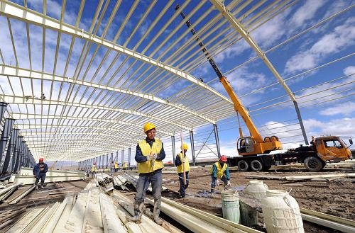 中鐵建工集團的建設者在那曲物流中心綜合物流區(qū)施工(10月1日攝)。 中鐵建工集團的建設者們克服重重困難,全力奮戰(zhàn)青藏鐵路那曲物流中心建設工地。那曲物流中心目前已完成總工程量的70%,土石方840萬立方米,整個工程將于2009年6月30日正式建成投入使用??偼顿Y15億元的青藏鐵路那曲物流中心位于海拔4500多米的那曲火車站附近,占地達8000畝,物流中心劃分為散堆裝物流區(qū)、綜合物流區(qū)和生產加工區(qū)等,具備產品加工、儲存、貿易、配送等現代化物流功能。建成后將成為國內一流水平的現代化物流中心,最大限度地發(fā)揮青藏鐵路的輻射作用。 新華社記者格桑達瓦攝