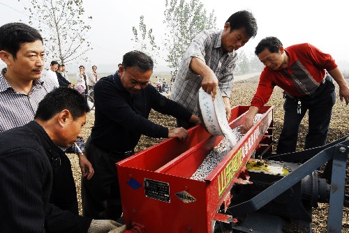 10月4日,技術(shù)人員在山東棗莊邳莊鎮(zhèn)劉橋村田間指導(dǎo)農(nóng)民使用“免耕播種”新技術(shù)播種小麥。新華社記者 高啟民 攝