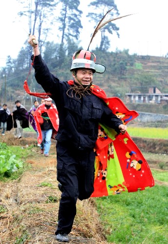 1月26日,在廣西融水苗族自治縣安太鄉(xiāng)林洞村培科苗寨,一名村民手持“寶劍”率隊(duì)鬧新春。當(dāng)日是農(nóng)歷大年初一,廣西融水的一些苗族村寨舉行傳統(tǒng)的鬧新春活動(dòng)。青壯年男子身披被褥、毯子等物,游街串巷奔走吶喊,象征驅(qū)邪趕魔,祈求新年風(fēng)調(diào)雨順、五谷豐登。 新華社發(fā)(龍濤 攝)
