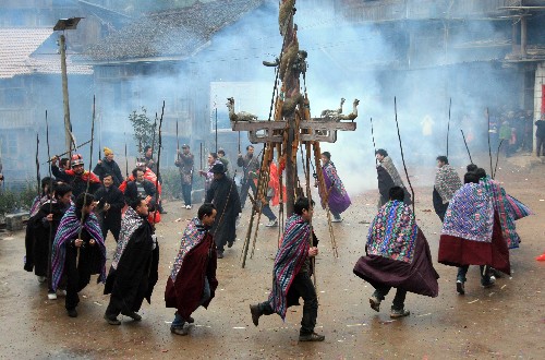 1月26日,在廣西融水苗族自治縣安太鄉(xiāng)林洞村培科苗寨,青壯男子圍著蘆笙柱鬧新春。