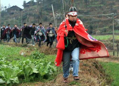 1月26日,在廣西融水苗族自治縣安太鄉(xiāng)林洞村培科苗寨,青壯年男子在田野里飛奔鬧新春。
