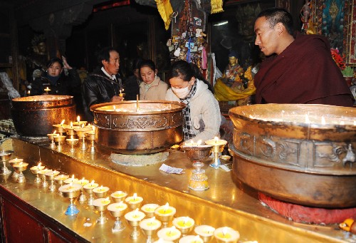 1月27日,西藏日喀則僧俗群眾在寺廟朝佛。新華社記者 索朗羅布 攝