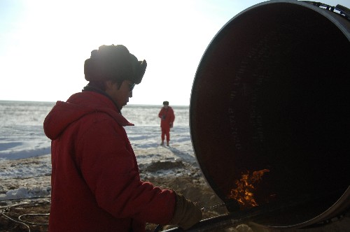 中石油職工奮戰(zhàn)中亞管道工程 1月26日,中國農(nóng)歷牛年大年初一,中國石油天然氣管道局中亞管道項目部職工在哈薩克斯坦江布爾州施工現(xiàn)場為即將焊接的管道加熱。中亞天然氣管道項目起自土庫曼斯坦和烏茲別克斯坦邊境的格達伊姆,途經(jīng)烏茲別克斯坦、哈薩克斯坦最終到達中國境內(nèi)的霍爾果斯。管道實行雙線同時建設,總長3600多公里,設計年輸氣規(guī)模300億立方米。該項目預計2009年底實現(xiàn)單管通氣并與中國境內(nèi)的西氣東輸二線連接。 新華社記者趙宇攝
