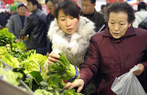 2月5日,兩位顧客在烏魯木齊一家超市內(nèi)選購蔬菜。 春節(jié)將至,烏魯木齊市采取多項(xiàng)措施落實(shí)貨源,保證節(jié)日市場(chǎng)供應(yīng)充足和價(jià)格穩(wěn)定,充分滿足市民節(jié)日需求。 新華社記者 趙戈 攝