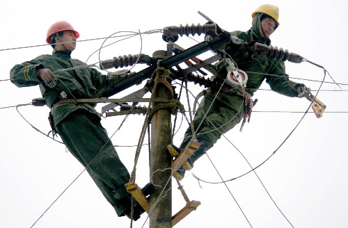 2月5日,婺源縣供電公司工作人員在地處贛浙皖邊界的一個(gè)山村搶修供電線路。連日來(lái)的雪災(zāi)造成江西省婺源縣山區(qū)大部分供電系統(tǒng)中斷,大山里的村民無(wú)法正常用電。江西省婺源供電公司組織“黨團(tuán)員突擊搶修隊(duì)”和“電力110”搶修小分隊(duì)奔赴山區(qū)搶修線路,盡快恢復(fù)了供電。 新華社發(fā)(王國(guó)紅 攝)
