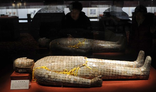 天津舉辦“金縷玉衣特展――漢代文化巡禮”展覽 2月7日,觀眾在觀看金縷玉衣。 春節(jié)期間,天津博物館舉辦“金縷玉衣特展――漢代文化巡禮”展覽。這件金縷玉衣是天津市近年來征集到的最珍貴的文物展品,也是我國現(xiàn)存出土復(fù)原較為完整的一套金縷玉衣。它是由臺(tái)灣文物收藏家上個(gè)世紀(jì)從海外購得西漢玉衣散片,后經(jīng)中國社會(huì)科學(xué)院考古研究所專家復(fù)原修復(fù)的。根據(jù)對玉衣上遺留的26塊魚鱗片玉片進(jìn)行對比分析,專家判定其時(shí)代應(yīng)在西漢中期以前。 新華社記者王曄彪攝